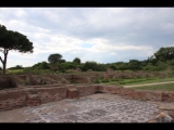 05036 ostia - regio i - insula xix - aula dei mensores (i,xix,3) - blick ri horrea dei mensores.jpg